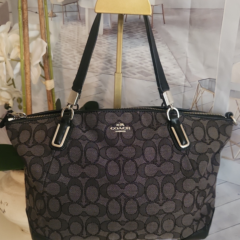 Bargain Coach! Grab Her Today! - Picture 14 of 14